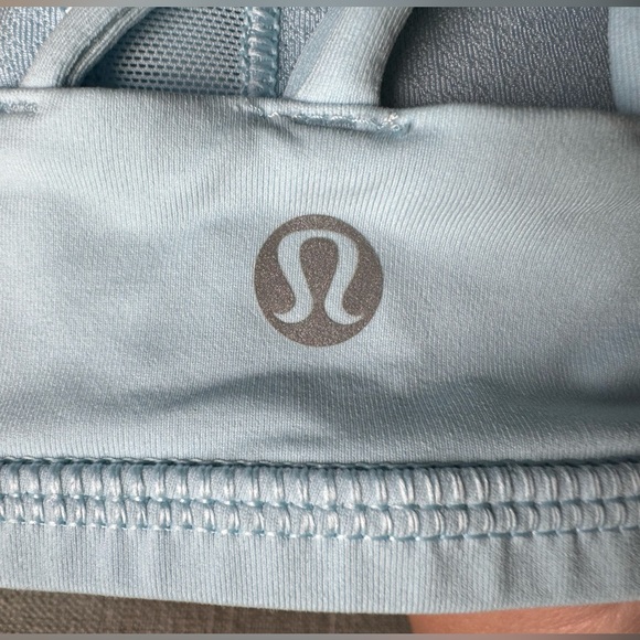 Lululemon Energy Bra Caspian Blue size 6 EUC w/ pad inserts! - Picture 4 of 6